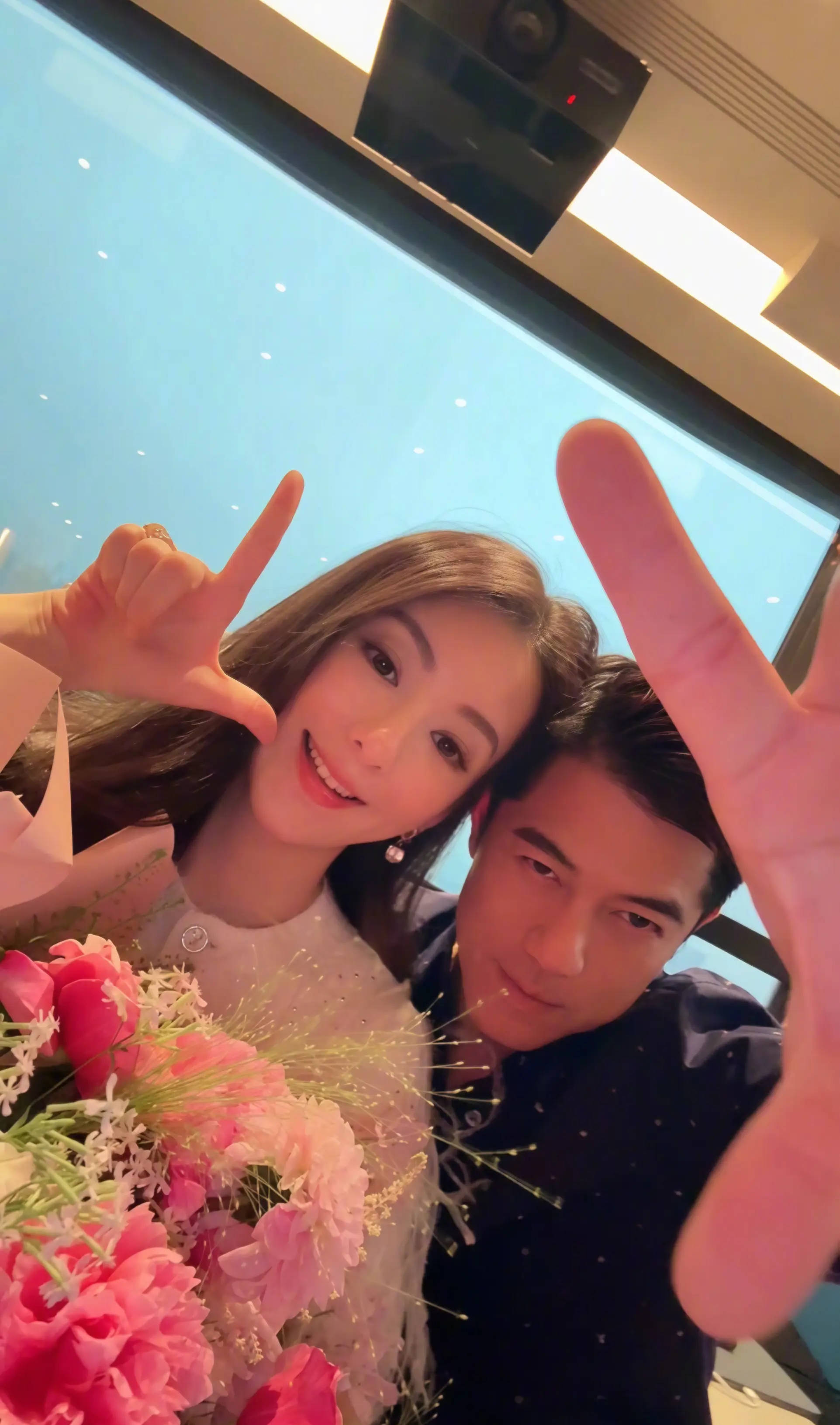 郭富城方媛庆祝结婚8周年 晒全家合照幸福又甜蜜