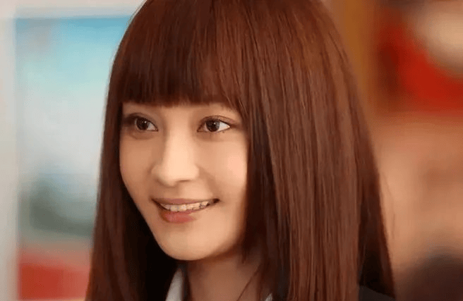 原创            42岁姚笛复出后简直不敢认，穿银色亮片衫面相都变了，容光焕发很减龄！