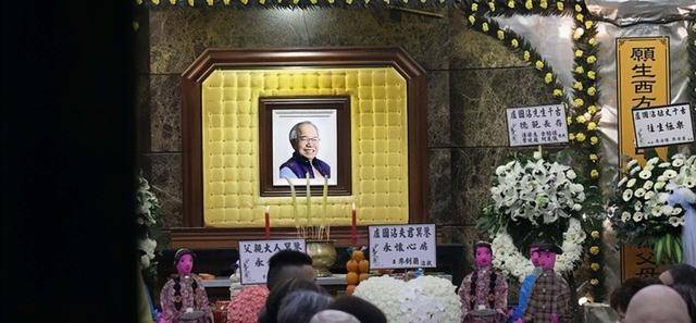 香港知名填词人举办丧礼，在睡梦中安详离世，张学友送花圈悼念