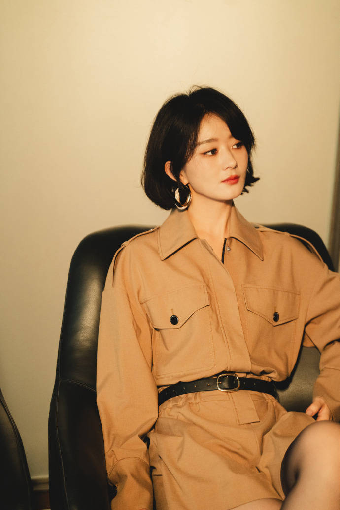 赵丽颖着酒红色蕾丝吊带长裙 短发及耳灵动洒脱