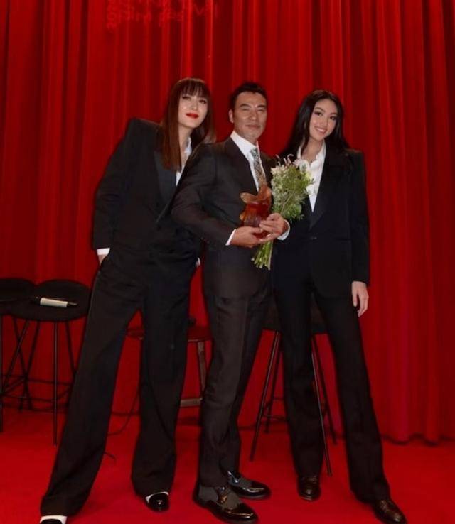 好卷！港知名星二代就读大二就已跳级大三课程，学习到凌晨超自律