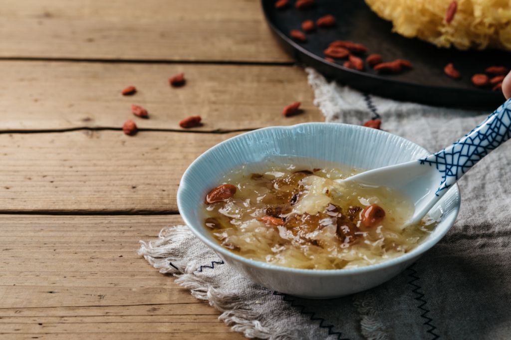 中老年三伏天宜喝 4 种清爽解暑汤，安稳度夏！