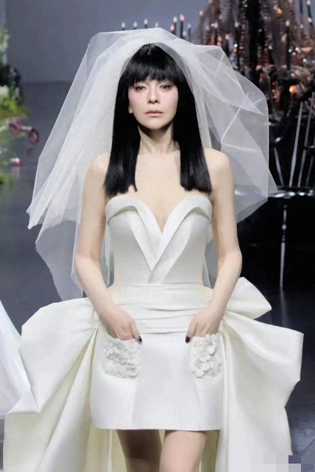 原创            54岁雪姨王琳性感现身上海时装周，网友吐槽像山寨版的范冰冰