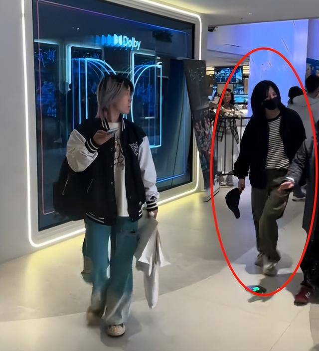 原创            赵薇要复出了？现身北京电影首映礼，专人护送，身边还坐了俩大佬