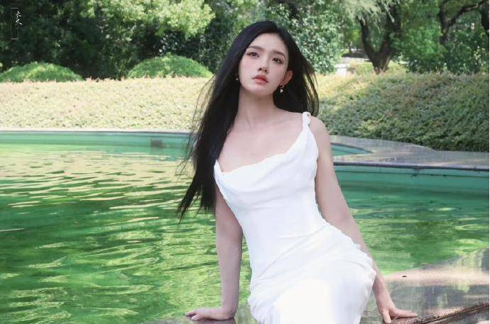 林允人美腿长气场足。