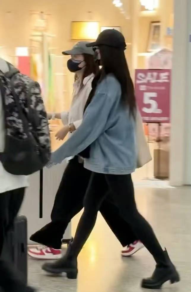 刘亦菲穿牛仔外套现身机场 美腿纤细身材比例优越