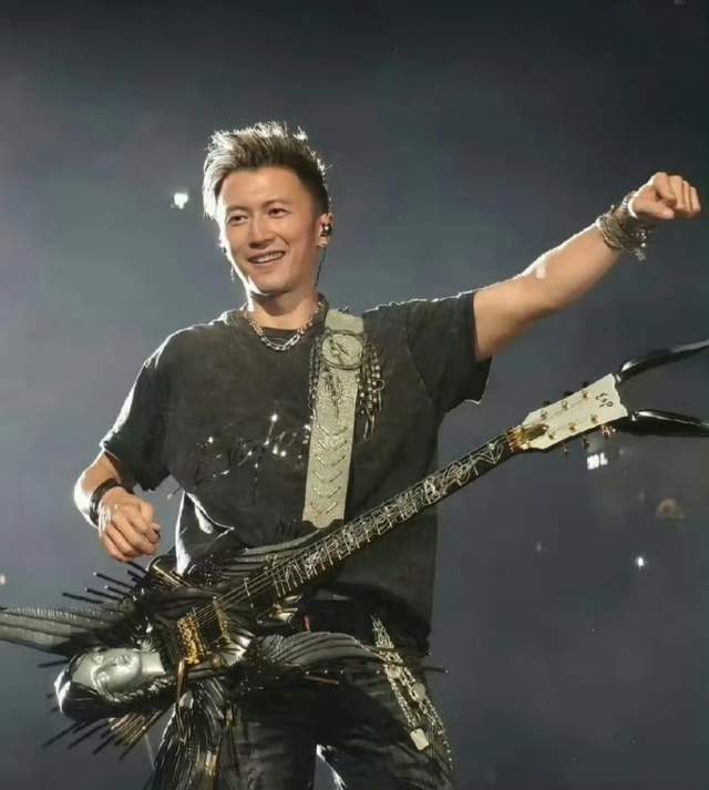 原创            谢霆锋爱情家庭两头顾！抽空携俩帅气儿子聚餐，女友王菲未有跟随