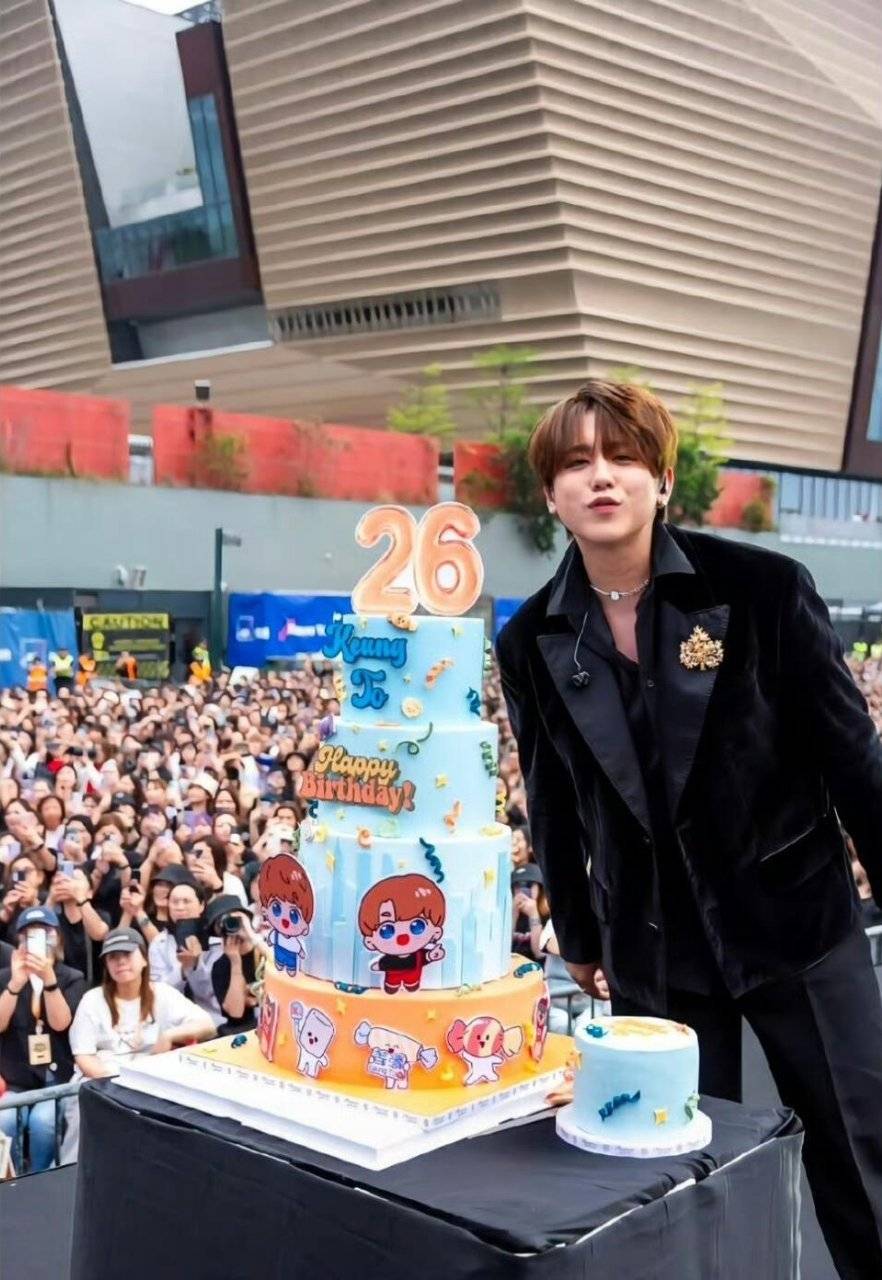 香港顶流姜涛庆祝26岁生日 众多粉丝到场应援画面壮观