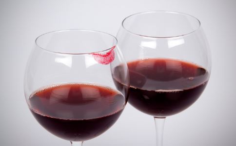 洋葱泡红酒有什么好处 洋葱泡红酒好吗 洋葱泡红酒有哪些功效
