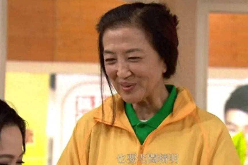 接地气！TVB老戏骨马海伦搭小巴出门极其低调，身家超半亿却无富婆感觉