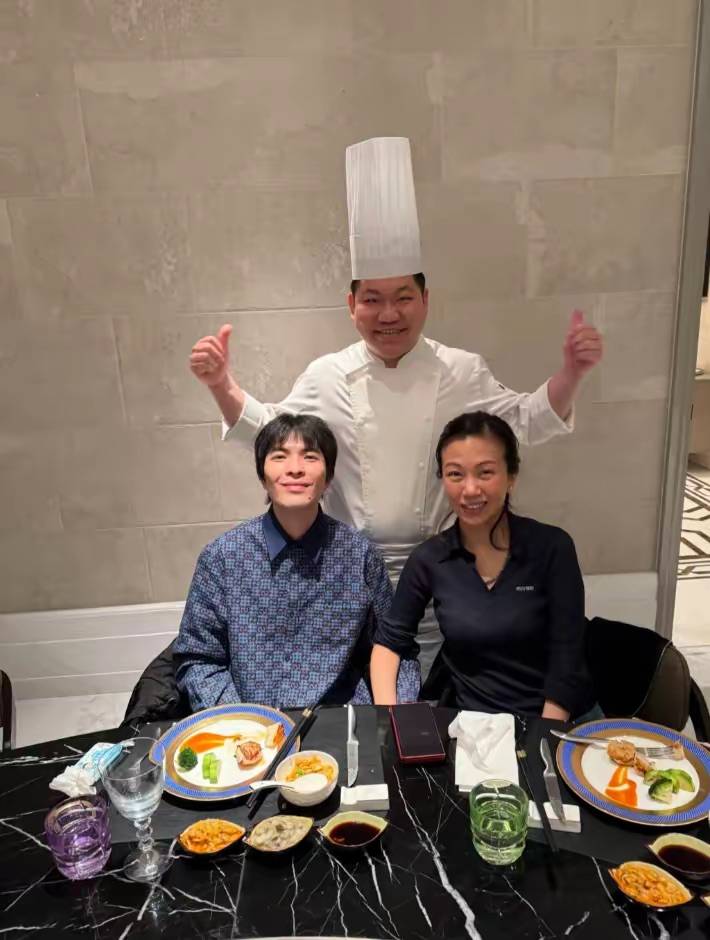 原创            萧敬腾豪宅宴客，请大厨上门做铁板烧，林有慧喝到微醺、脸通红