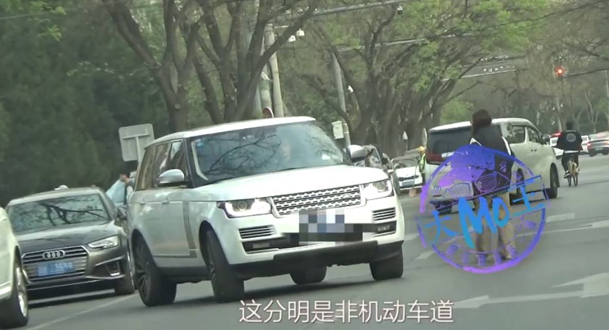 袁姗姗被曝在非机动车道乱停车 工作人员站在机动车道指挥