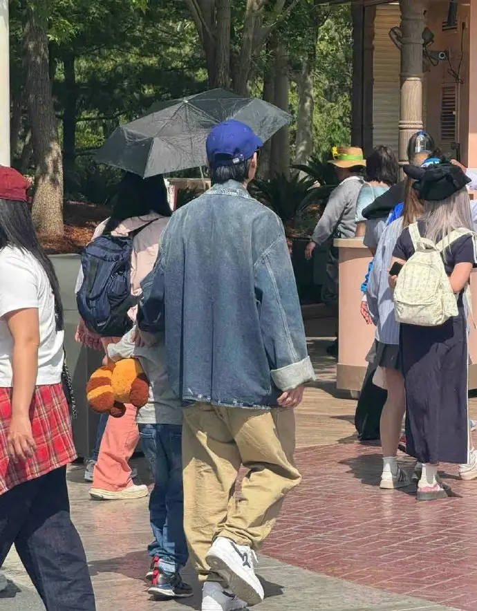 陈楚生陪小儿子Aiden过生日！父子俩打卡环球影城画面温馨有爱