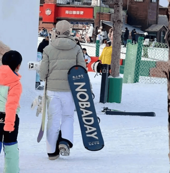 原创            41岁陈妍希离婚后带儿子滑雪，穿羽绒服素颜出镜太减龄，母子互动很温馨！