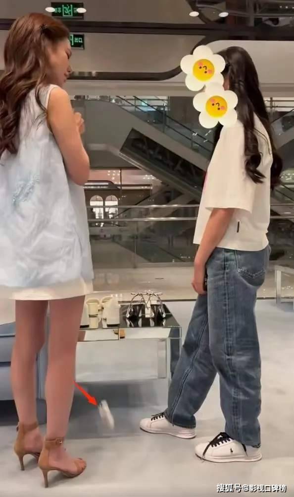 原创            马筱梅带小玥儿逛街，侧脸神似大S，穿奢牌买甜品有京圈公主范了