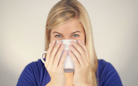 冬天多喝⽔可养肺，没事就多喝点吧~