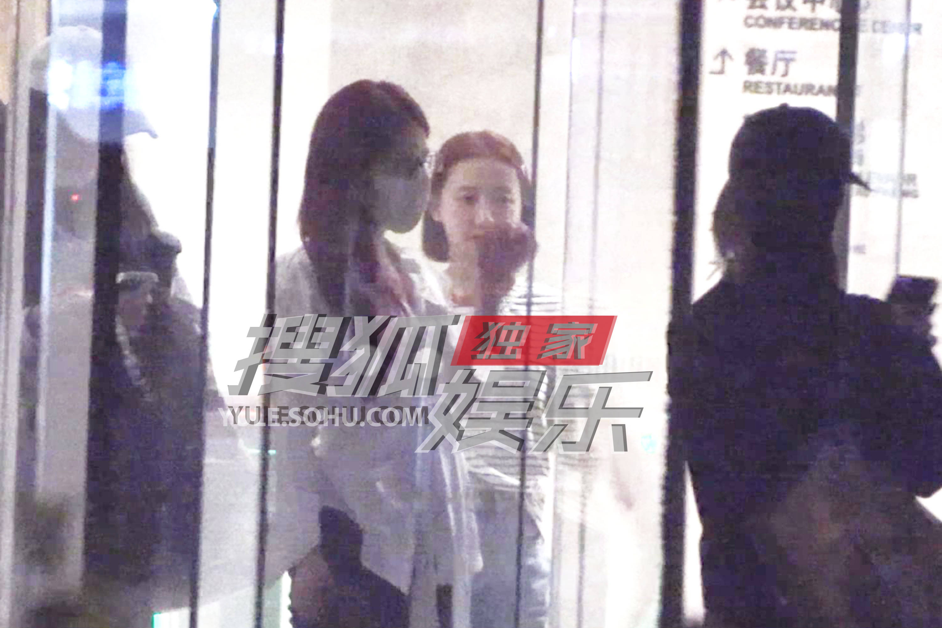 赵露思收工聚餐吃烤肉 饭后和好友聊天开心自在