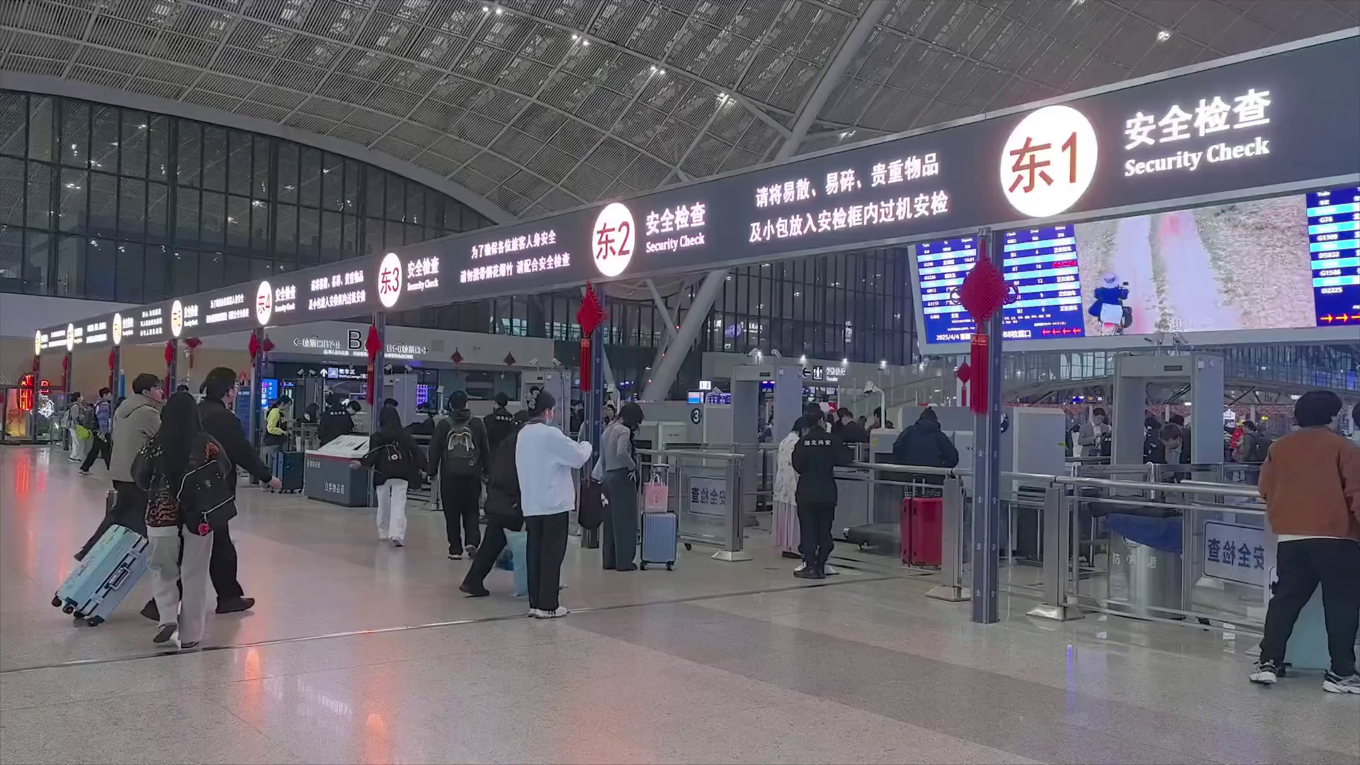 轮椅送高龄老人出站  绿色通道帮外籍游客赶上动车   铁路部门暖心服务传递城市“第一份温暖”