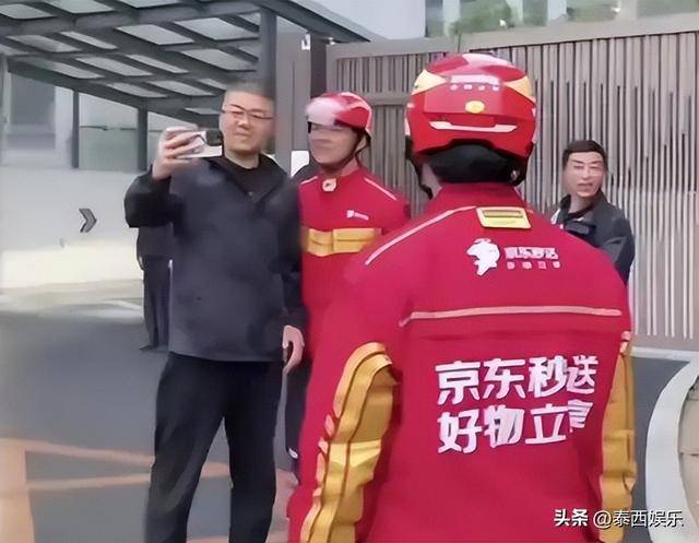原创            笑死！刘强东大街当众撬人，美团小哥现场穿京东外卖服，红袍加身