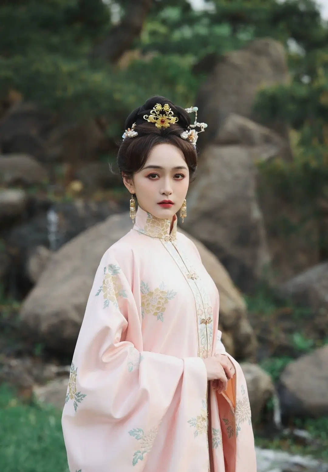 何泓姗穿粉色古风长裙温柔优雅 盘发簪花甜美明媚