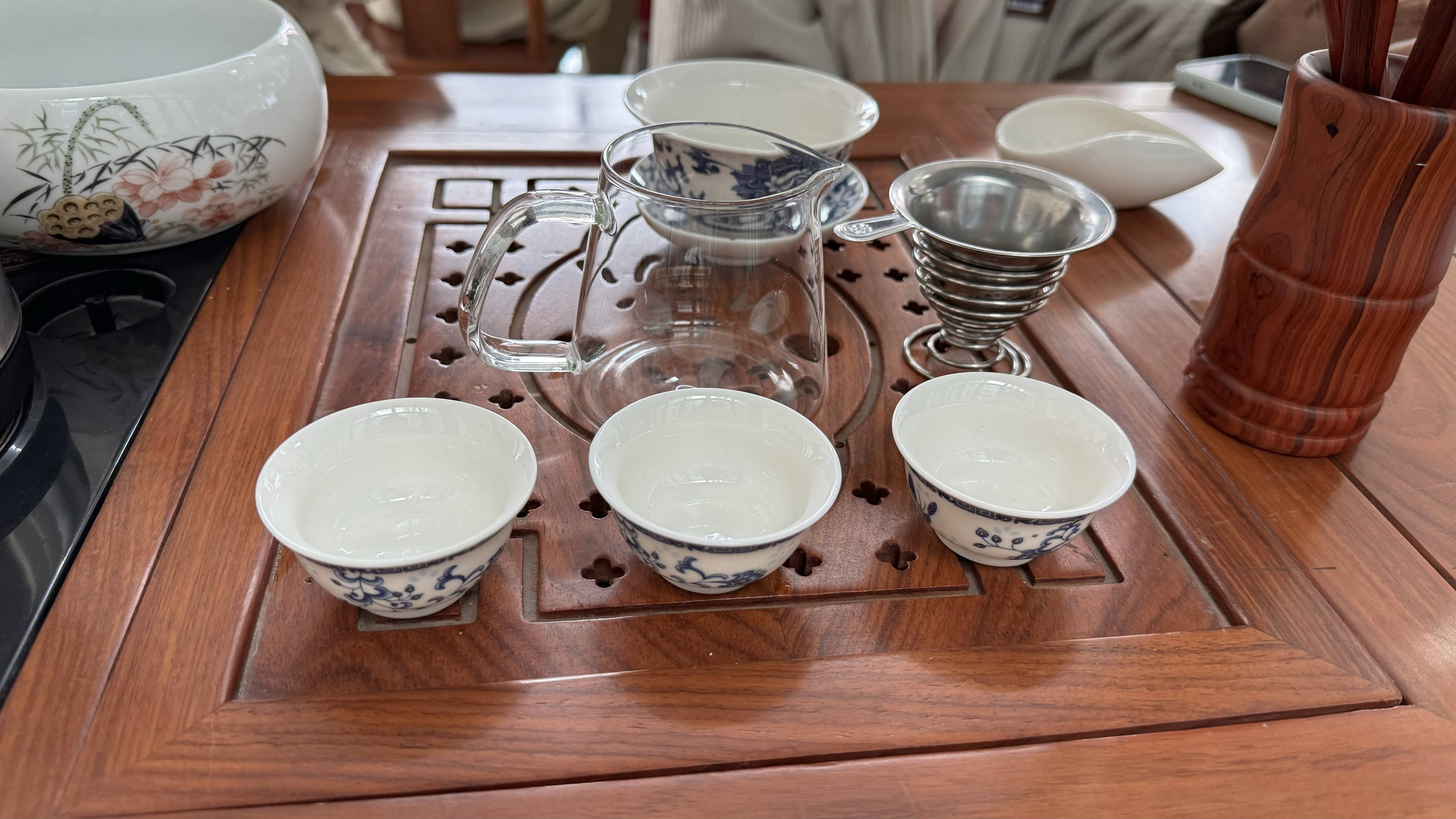 《中式茶韵：探寻传统茶具之美》