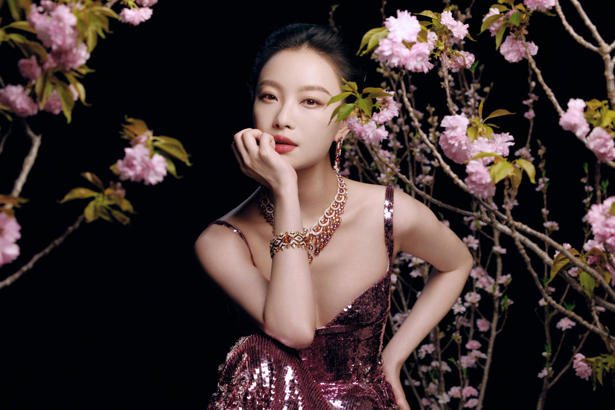 倪妮穿粉色亮片裙秀曼妙身姿 秒变绝美花神气质在线