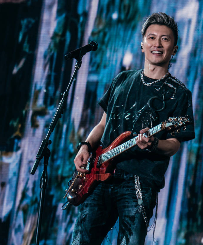 原创            时隔20年重开演唱会，44岁的谢霆锋归来仍是顶流！