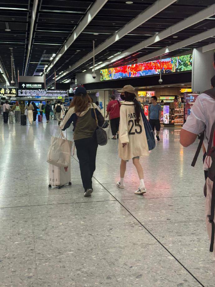 网友在香港高铁站偶遇杨幂 疑似前去看望女儿小糯米