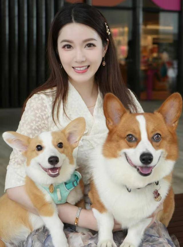 一脸愁容！前TVB女星离婚后出席活动状态差，不时走神更明显消瘦