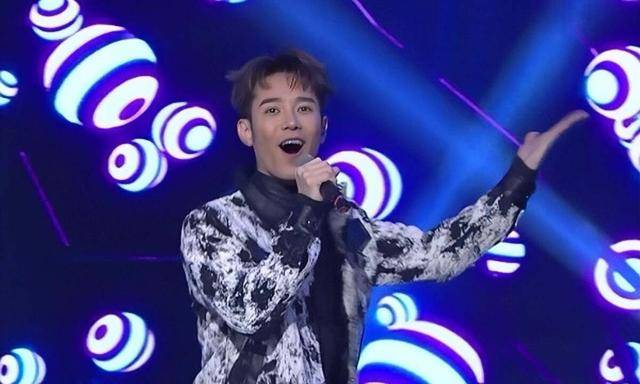 香港过气男星成功翻红，四个月内两度当爸爸，公开承认喜欢同性