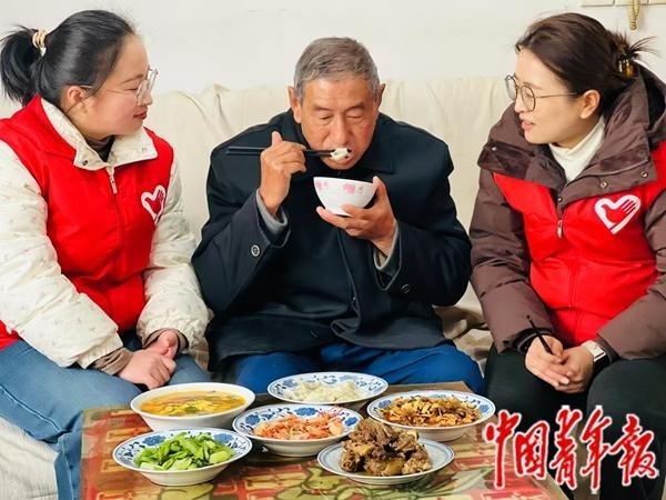 社区青年伴老，享受温情“食”光