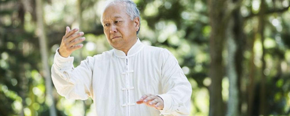 打太极拳时来点音乐效果是否更佳？值得探讨。