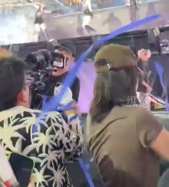 王宝强闫妮现身张杰演唱会 现场素颜蹦迪活力四射