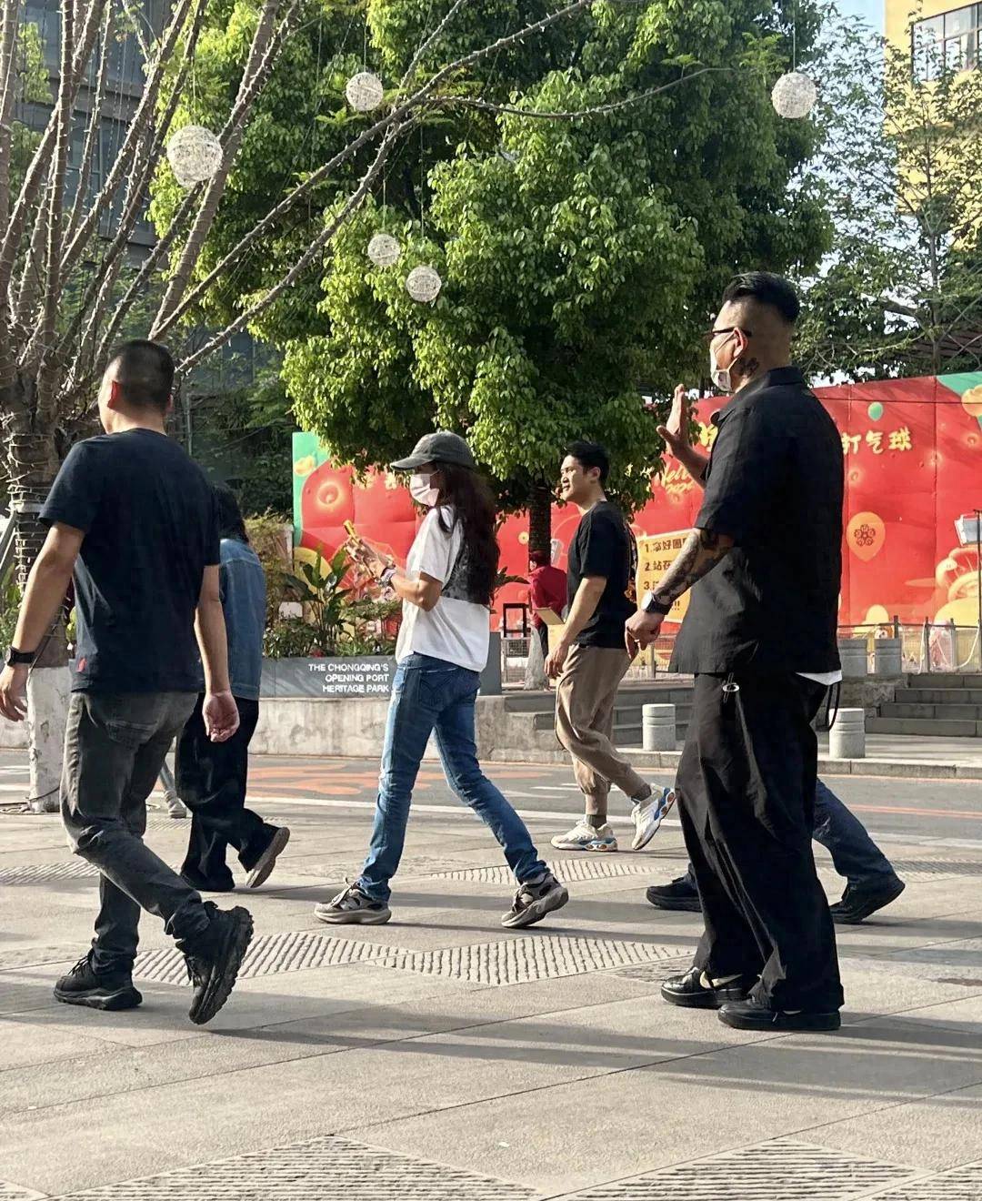 原创            54岁莫文蔚现身重庆，到老君洞上香祭拜，打扮朴素，完全不像明星