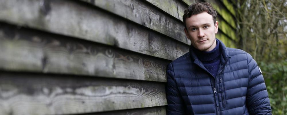 熬夜养生新招！经常熬夜者不妨试试倒立