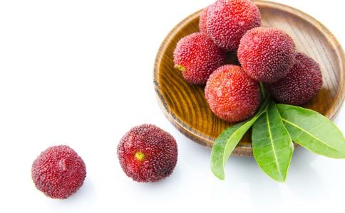 夏季吃杨梅好处多，预防中暑乃其重要益处之一