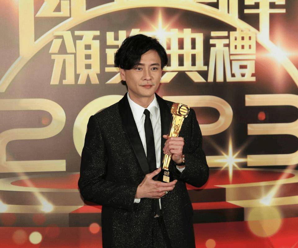 44岁黄宗泽突然被内地女演员单膝跪地求婚！自爆是不婚族，更抗拒生小孩！