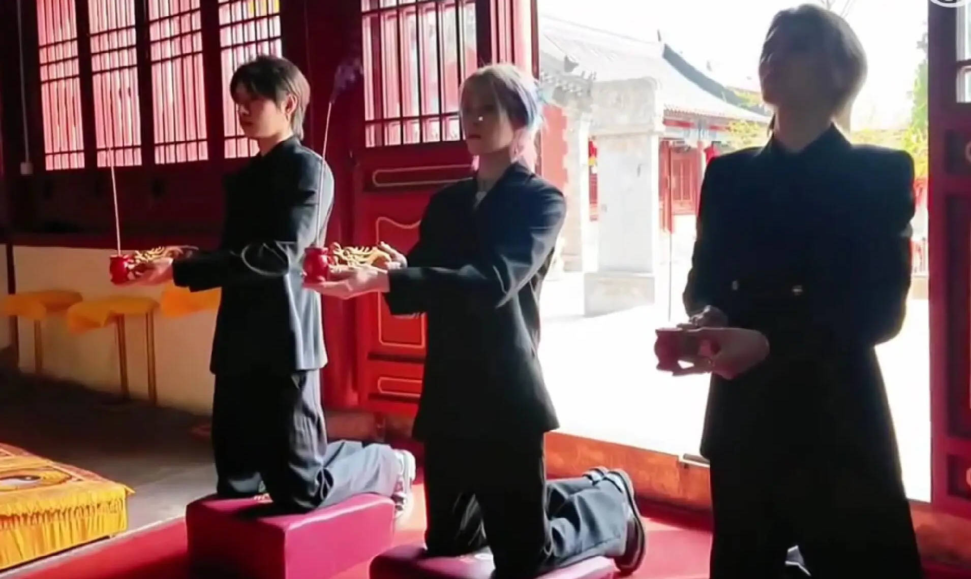 ONER男团在关公面前拜把子 承诺今后相互珍惜扶持