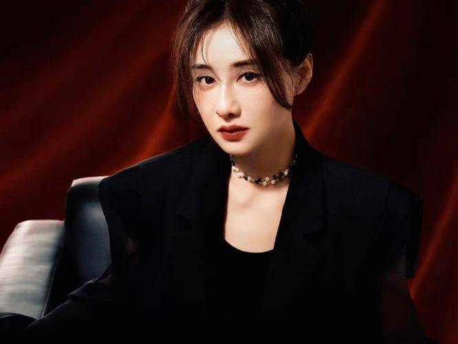 陈德容回应《乘风 2025》争议：从容破局，“容言” 亦有职场智慧