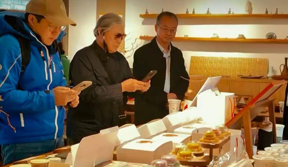 原创            郭晶晶全家山西品茶！郭妈妈与霍启刚同桌，霍中曦独自坐桌子上