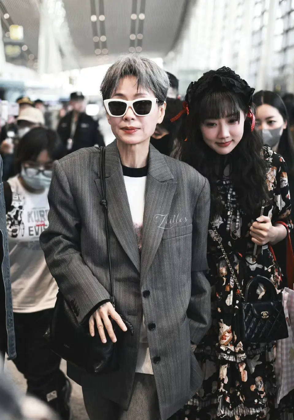 叶童灰色西装搭配墨镜现身 与李艺彤牵手画面养眼