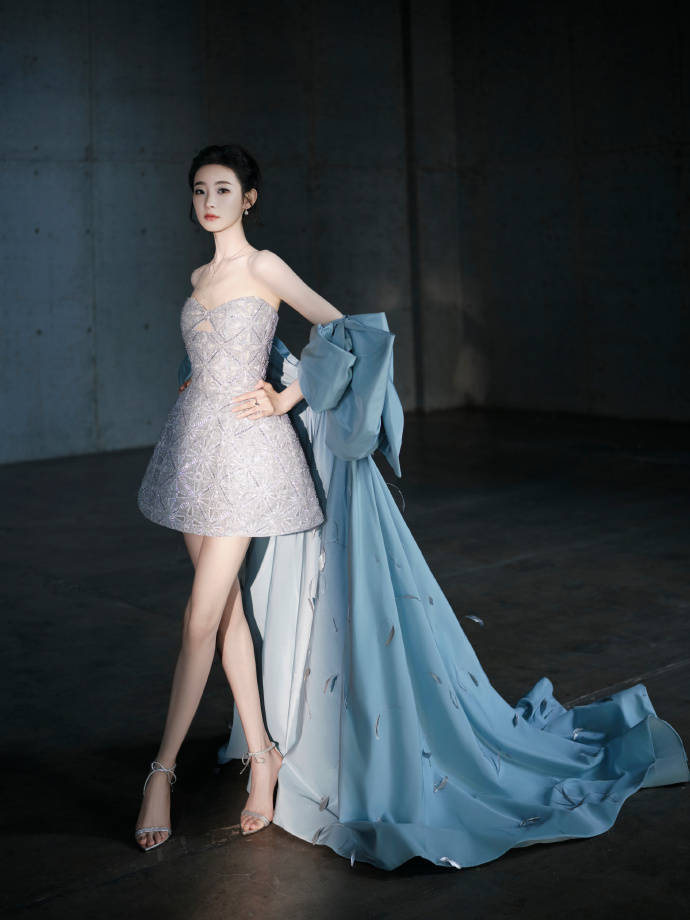 张子枫穿露背装又美又飒 邓家佳鱼尾裙大秀好身材