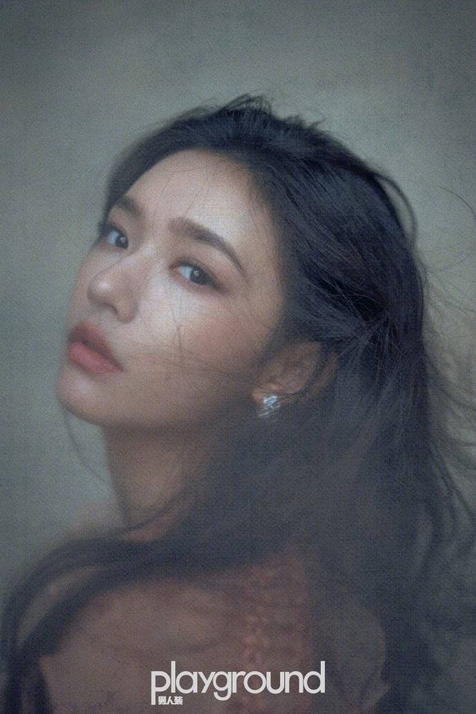 林允穿水波纹裙子大胆前卫 回眸又美又飒