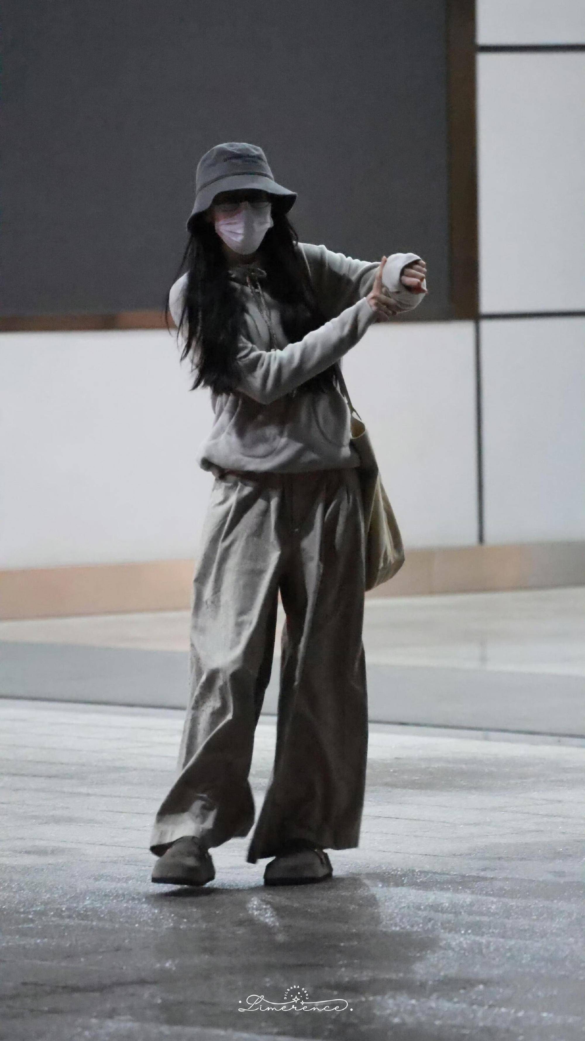 迪丽热巴穿灰色休闲套装松弛感满满 暖心提醒粉丝早点休息