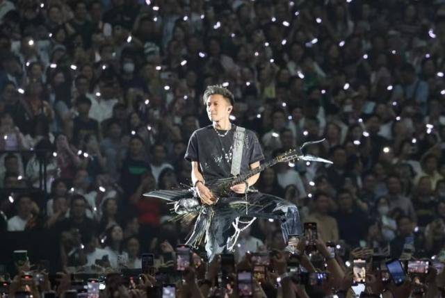 好巧！TVB小生开个唱与谢霆锋撞期不忘自嘲，被曝二人早有交情