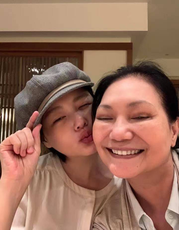 原创            小S搬去和妈妈同住，母女一起共度时艰，传承大S的风范