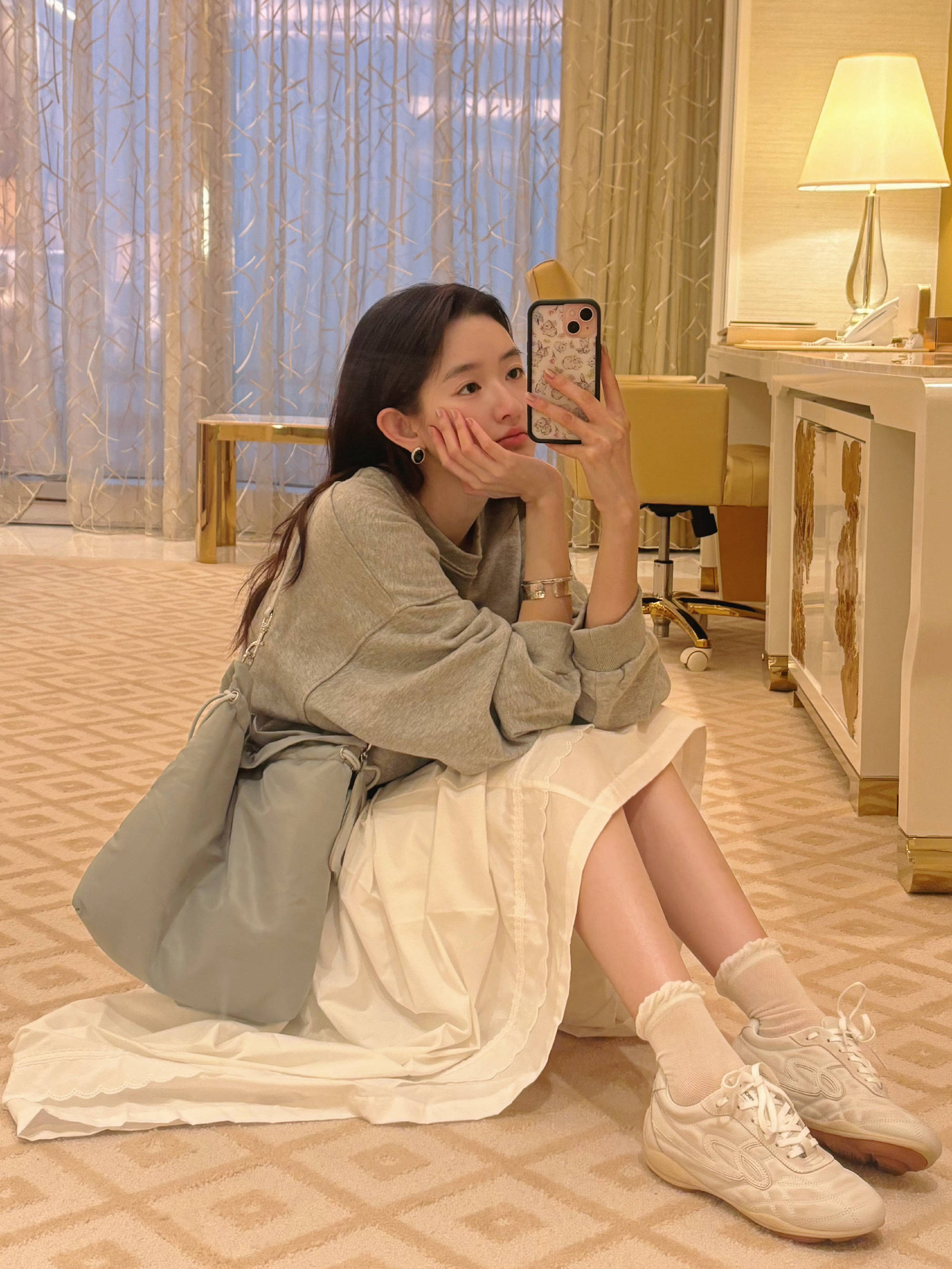 王玉雯晒生活随拍照状态惬意 出门遛狗露明媚笑容心情好