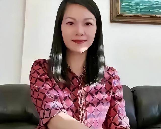 原创            知名美女作家汐颜，称国内压抑不自由，跑到美国后却沦为外卖员