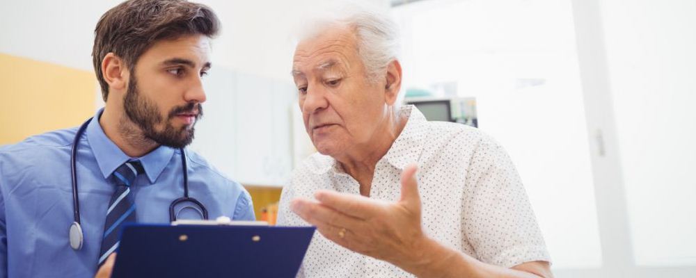 错误梳头方式竟致头发大量脱落，需谨慎对待