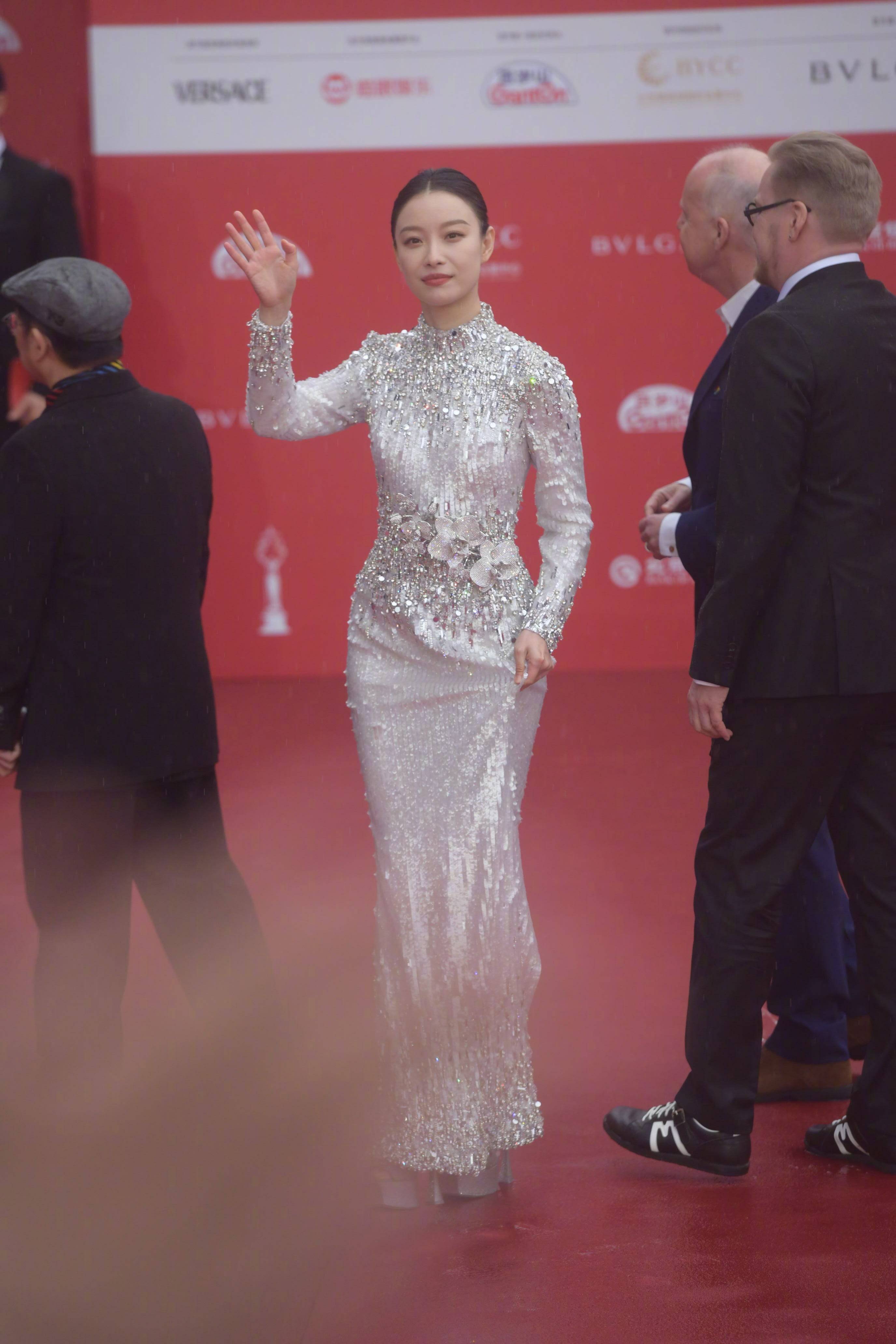 倪妮亮相北影节开幕红毯 银色亮片高定礼服大气端庄